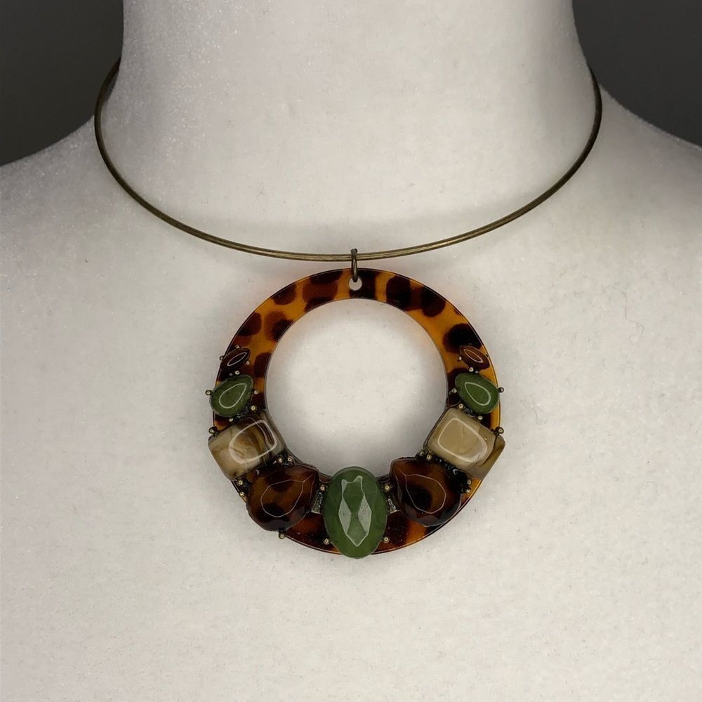 Wire Choker Faux Tortious Shell with green stone